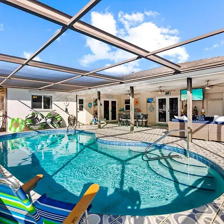 Beautifully Remodeled Electric-Heated Pool Home With Bikes - Perfect For Families! - Villa Skyy